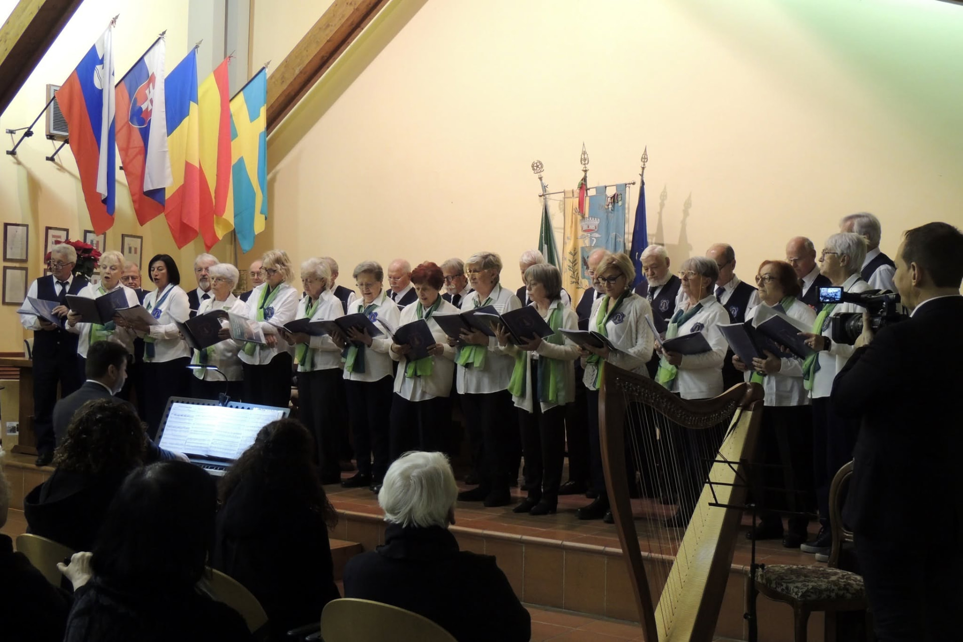 Il coro in concerto sotto le bandiere internazionali