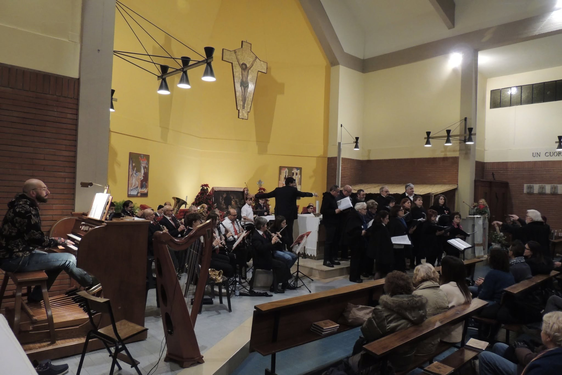 Concerto natalizio in chiesa con l'arpa, la banda e il presepe illuminato