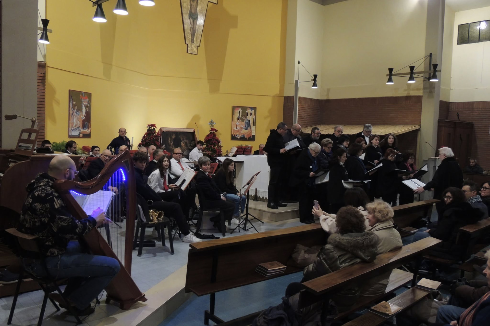 L'arpista suona le sue note blu durante il concerto natalizio in chiesa