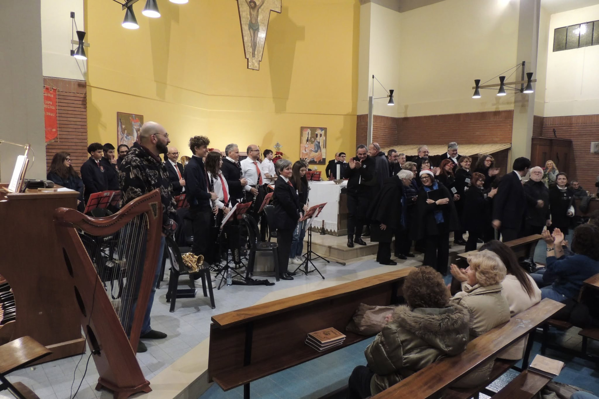 Gli applausi del pubblico e degli ospiti al termine del concerto natalizio